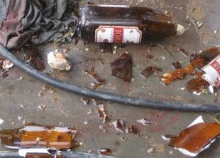 Chủ quán và nhân viên karaoke ném vỏ chai bia làm hai chiến sĩ Công an bị thương