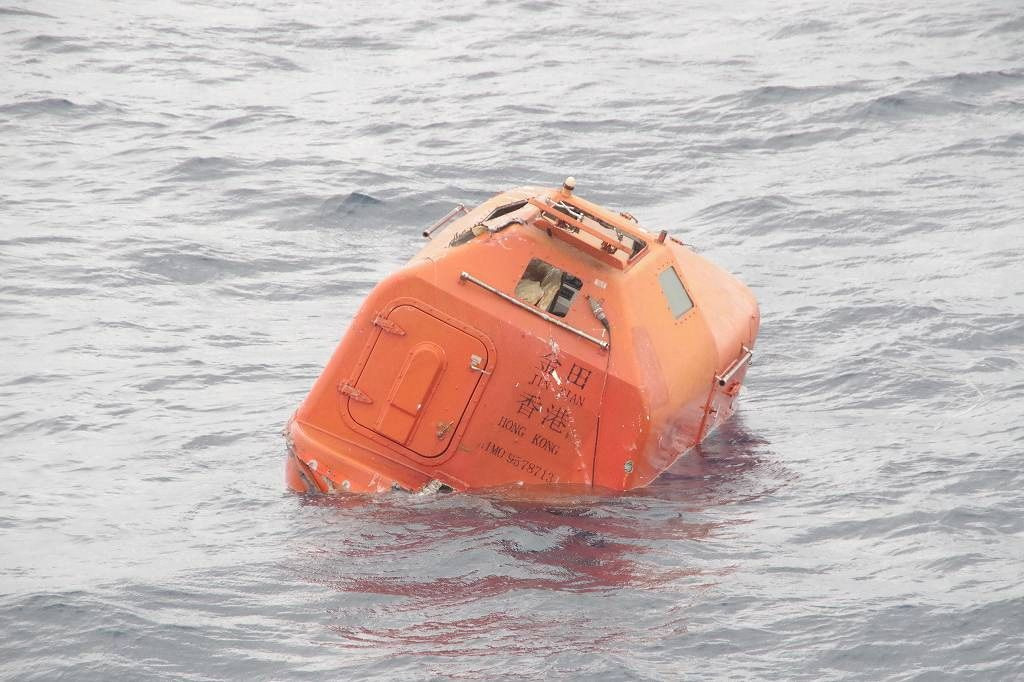 Lật tàu chở hàng ở ngoài khơi Nhật Bản: Đã cứu được 13 thủy thủ