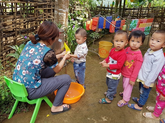 Miệt mài “cõng” chữ lên non vì ước mơ con trẻ