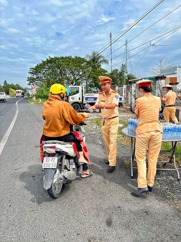 Bạc Liêu: Những chai nước nghĩa tình