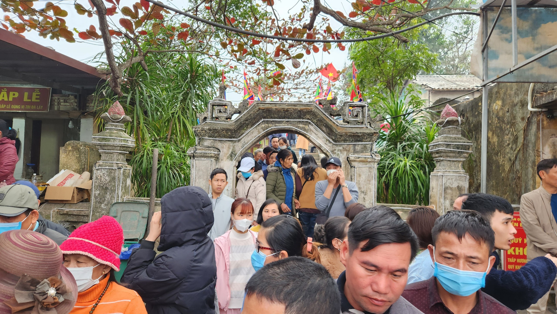 Hàng vạn người dân đi đền Độc Cước cầu may đầu năm