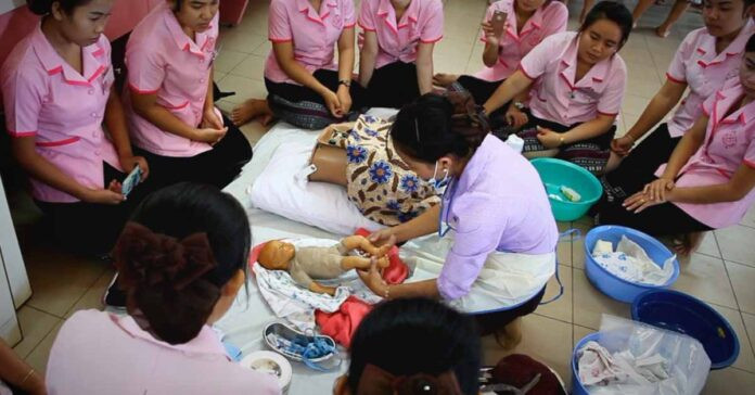 Lào là quốc gia ASEAN đầu tiên đạt chứng nhận đào tạo hộ sinh quốc tế