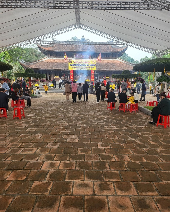 Hàng ngàn lượt du khách tới Đền thờ Hoàng đế Quang Trung ngày đầu xuân Quý Mão