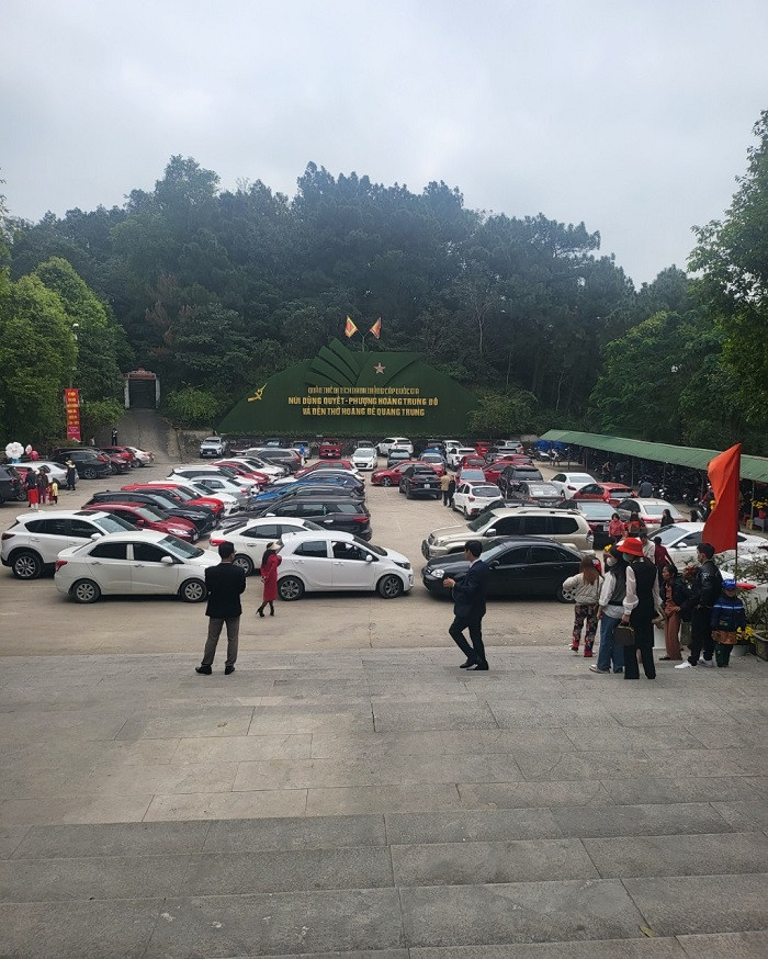 Hàng ngàn lượt du khách tới Đền thờ Hoàng đế Quang Trung ngày đầu xuân Quý Mão