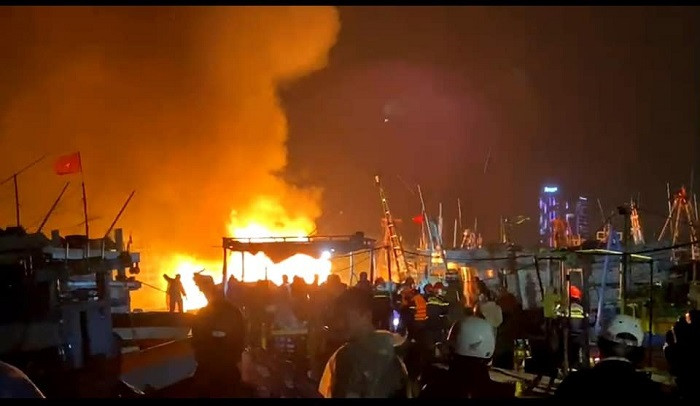 Hai tàu cá Quảng Ngãi bốc cháy khi neo đậu ở âu thuyền Thọ Quang