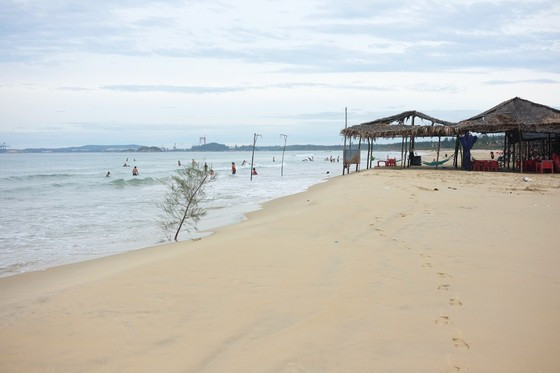 Quảng Ngãi: Phát hiện 2 thi thể trôi dạt vào bãi biển