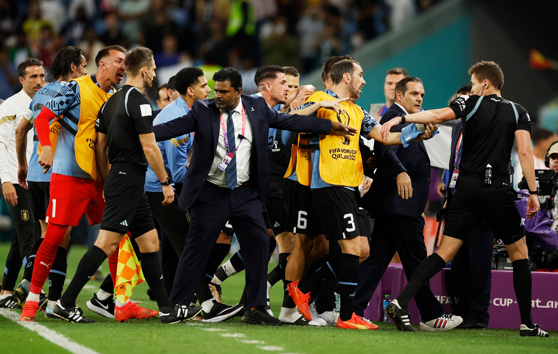 FIFA ra án phạt các cầu thủ Uruguay