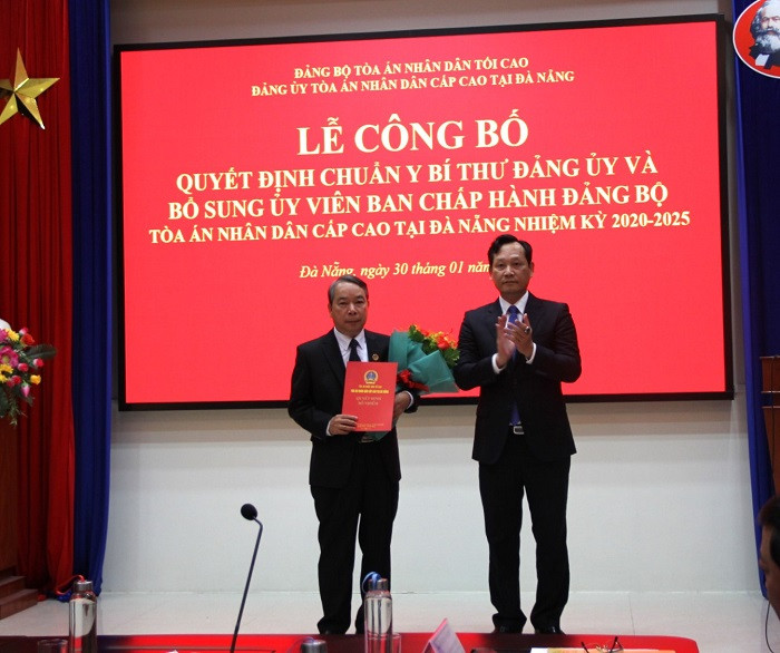 Trao Quyết định chuẩn y Bí thư Đảng ủy và bổ sung Ủy viên Ban Chấp hành Đảng bộ TANDCC tại Đà Nẵng