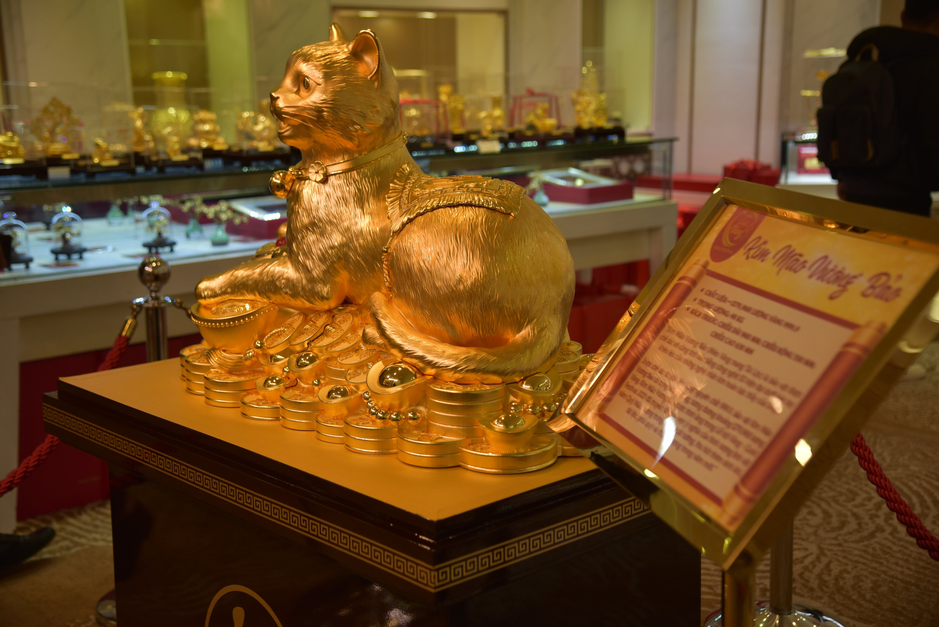 Ngắm tượng mèo vàng mang tài lộc nặng 48 kg bằng vàng 9999