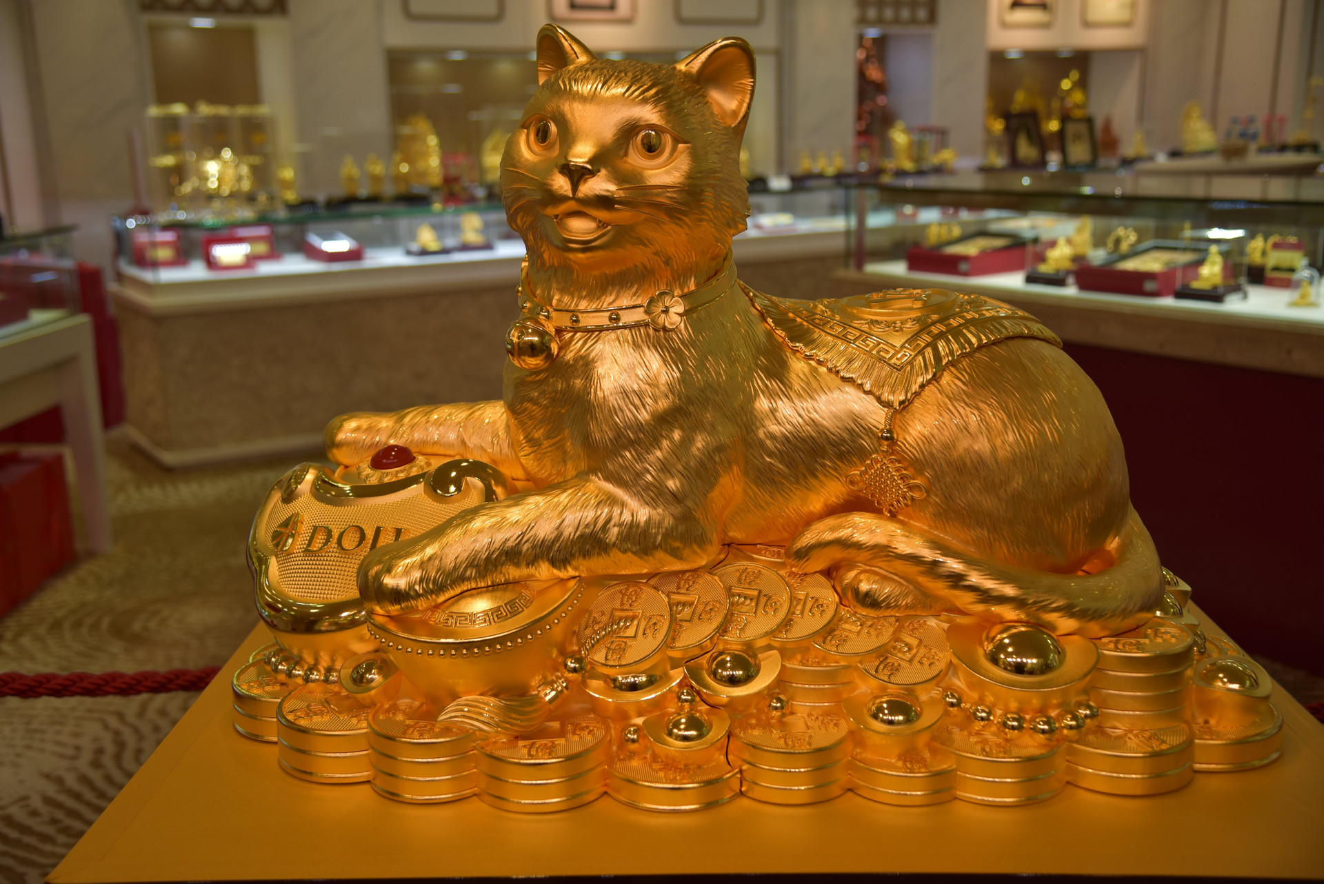 Ngắm tượng mèo vàng mang tài lộc nặng 48 kg bằng vàng 9999