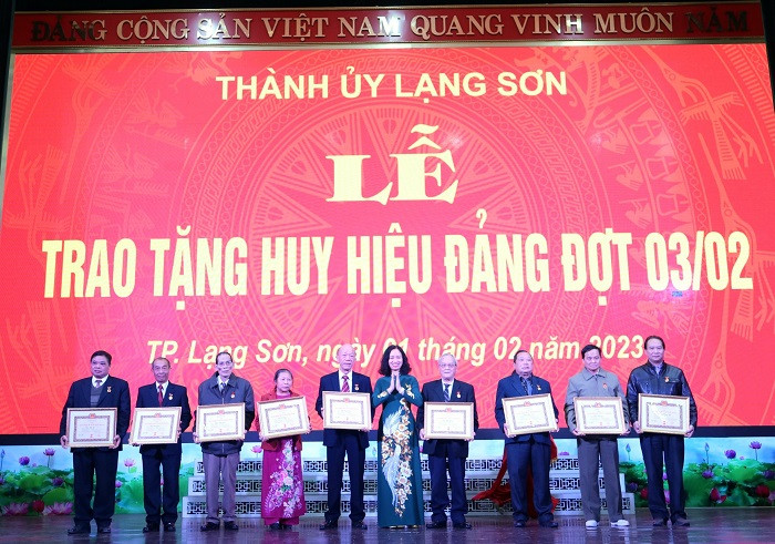 Thành ủy Lạng Sơn trao huy hiệu Đảng cho 80 đảng viên