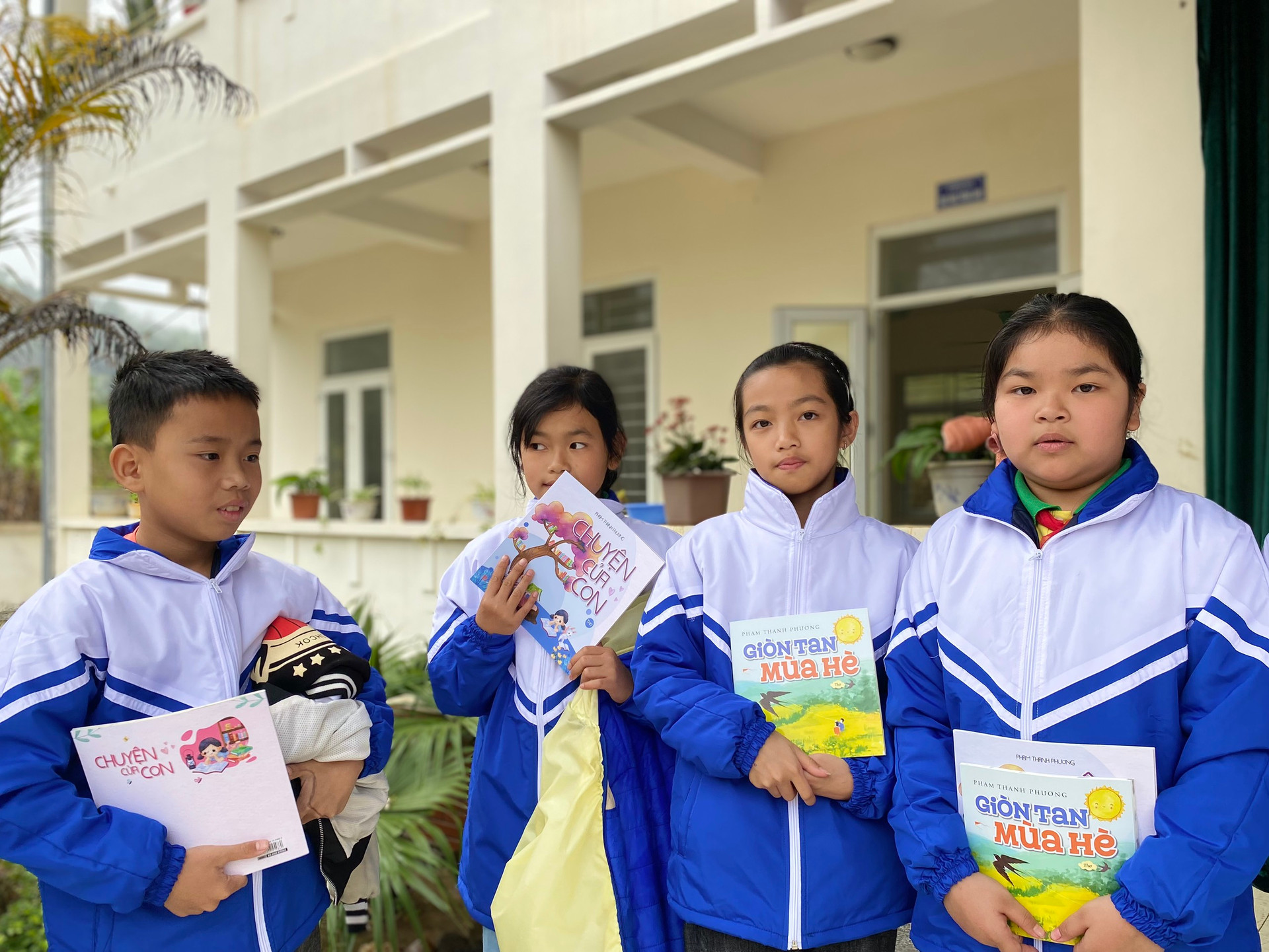 Trao sách, áo ấm cho học sinh dân tộc Thái, Mường xã Phú Xuân