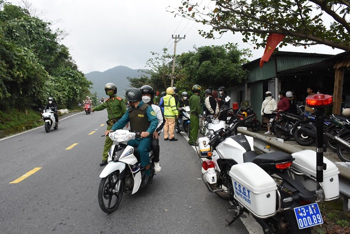 Xử phạt 73 xe máy vi phạm tại tuyến đường dẫn lên đèo Hải Vân trong dịp Tết