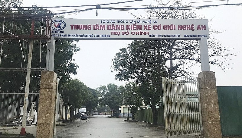 Công an khám xét Trung tâm đăng kiểm xe cơ giới ở Nghệ An