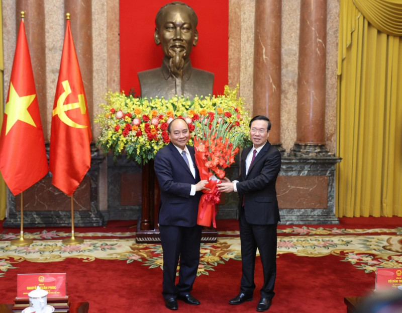 Nguyên Chủ tịch nước Nguyễn Xuân Phúc bàn giao công tác