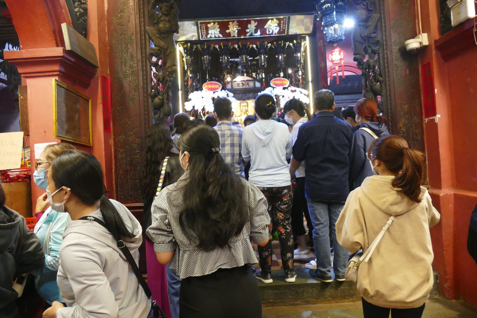 TPHCM: Hàng nghìn người háo hức đi chùa ngày rằm tháng Giêng