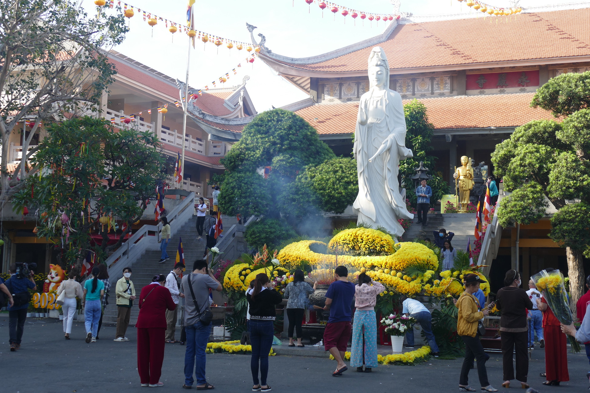 TPHCM: Hàng nghìn người háo hức đi chùa ngày rằm tháng Giêng
