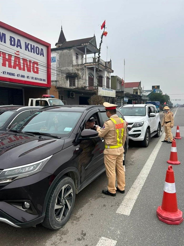 Hà Tĩnh: Xử phạt gần 2,7 nghìn trường hợp vi phạm giao thông trong tháng cao điểm