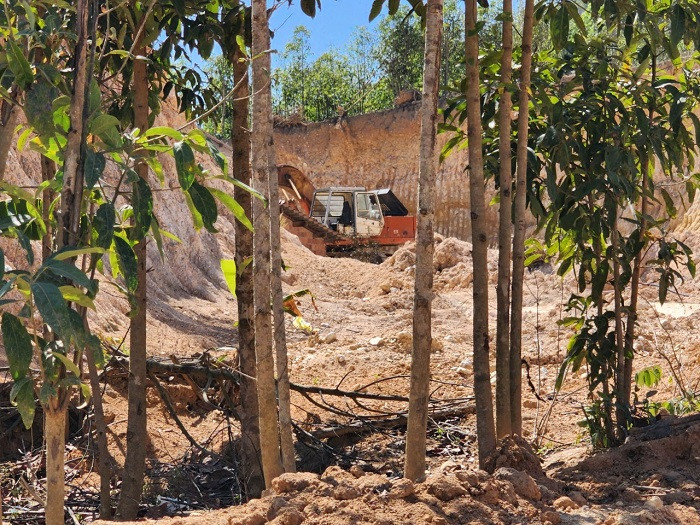 Vụ “đất lậu” được vận chuyển đi san lấp trái phép: UBND thị trấn Sa Thầy chậm báo cáo