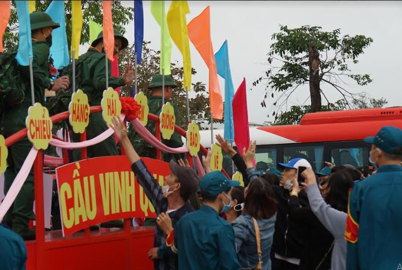 Thanh niên Đà Nẵng, Quảng Nam và Quảng Ngãi hăng hái lên đường nhập ngũ