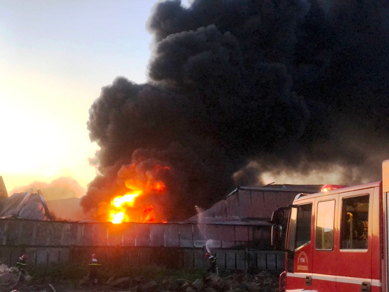 Quảng Ngãi: Cháy lớn tại nhà máy sản xuất bao bì