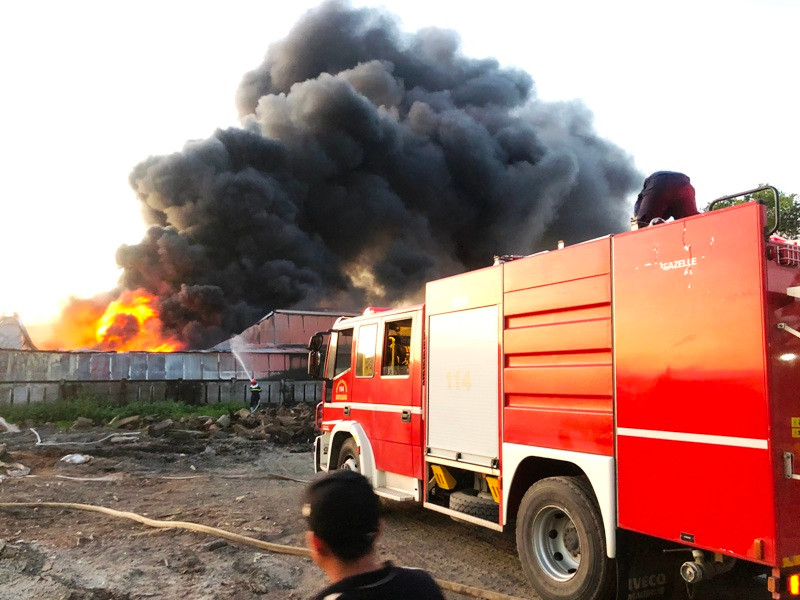 Quảng Ngãi: Cháy lớn tại nhà máy sản xuất bao bì
