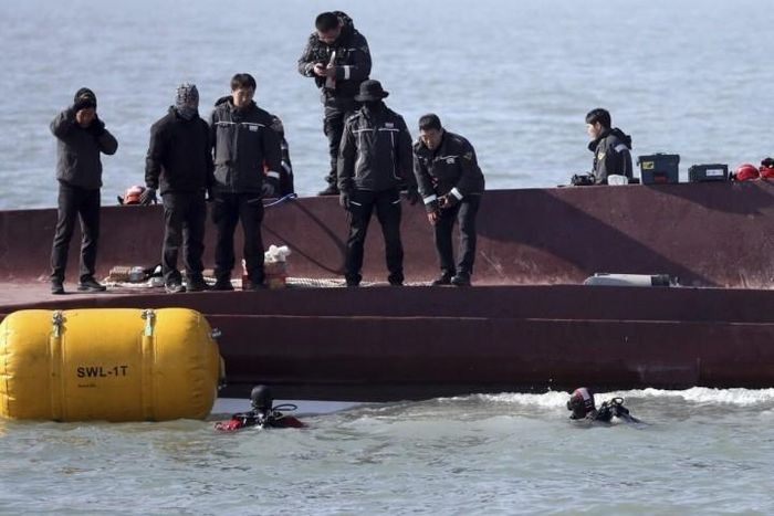 Vụ chìm tàu ở Hàn Quốc: Người nhà các nạn nhân ngã quỵ khi nhận hung tin