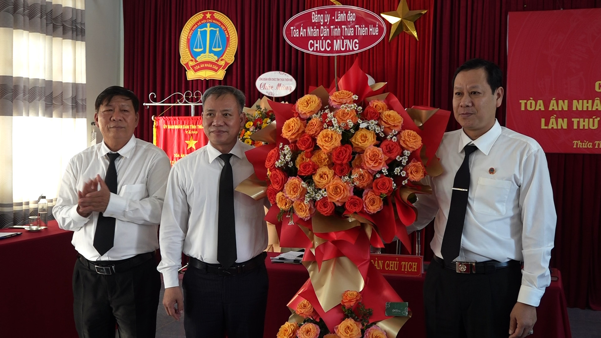 Đồng chí Vũ Văn Minh – Chánh án TAND tỉnh TT-Huế tặng hoa chúc mừng Đại hội
