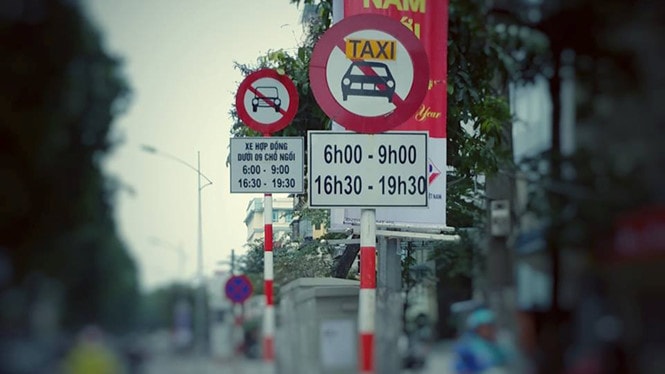 Hà Nội xem xét dỡ bỏ biển cấm taxi trên nhiều tuyến phố