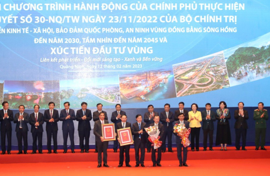  Phó Thủ tướng Trần Hồng Hà trao Quy hoạch tỉnh Quảng Ninh và Quy hoạch chung TP Hạ Long
