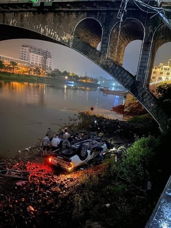 Xe bán tải đâm đổ lan can cầu, lao xuống sông Ka Long khiến 2 người tử vong