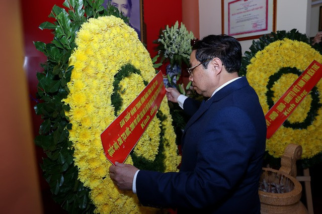 Thủ tướng Phạm Minh Chính dâng hương tưởng niệm đồng chí Huỳnh Tấn Phát