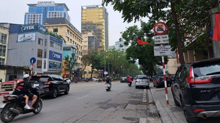 Hà Nội nói về việc rà soát, dỡ bỏ biển cấm taxi trên 11 tuyến phố 