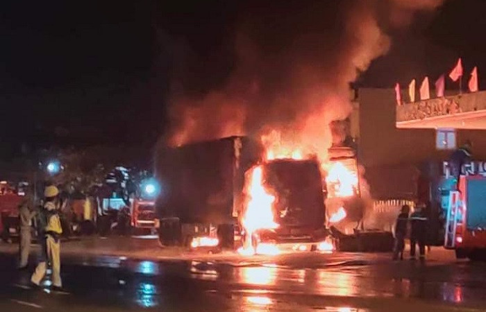 Ô tô tải và xe container bốc cháy trong đêm