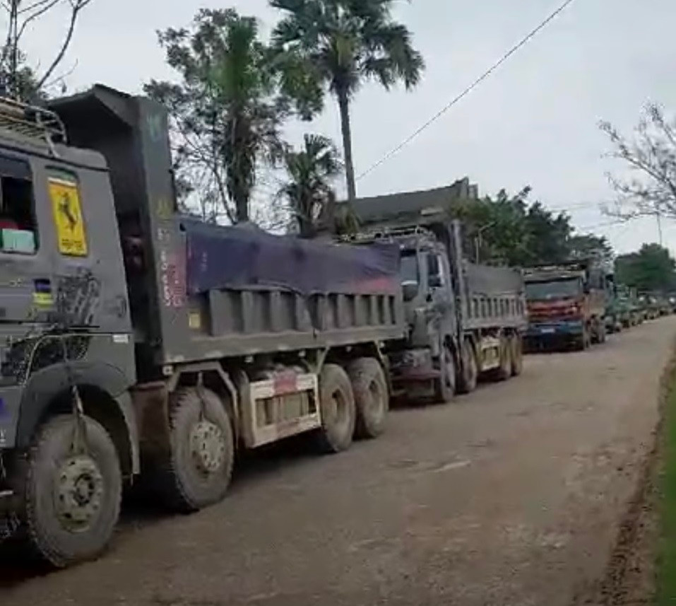 Thanh Hóa: Dân bức xúc chặn xe tải chở đất thi công cao tốc Bắc - Nam