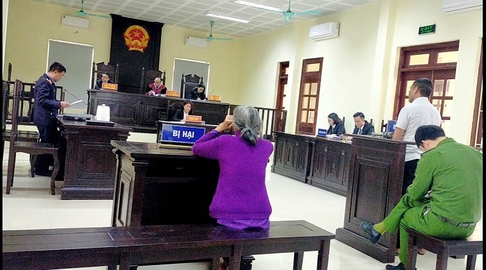 Đạp mẹ già ngã gãy chân vì bị nhắc mở nhỏ âm lượng điện thoại