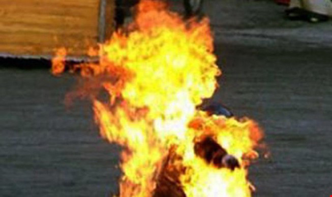 Người đàn ông đổ xăng châm lửa tự thiêu tại nhà