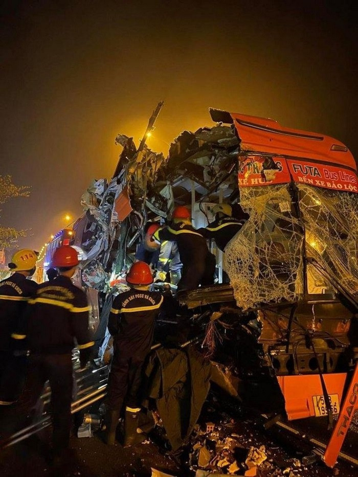 Tai nạn nghiêm trọng giữa xe khách và xe tải khiến 19 người thương vong