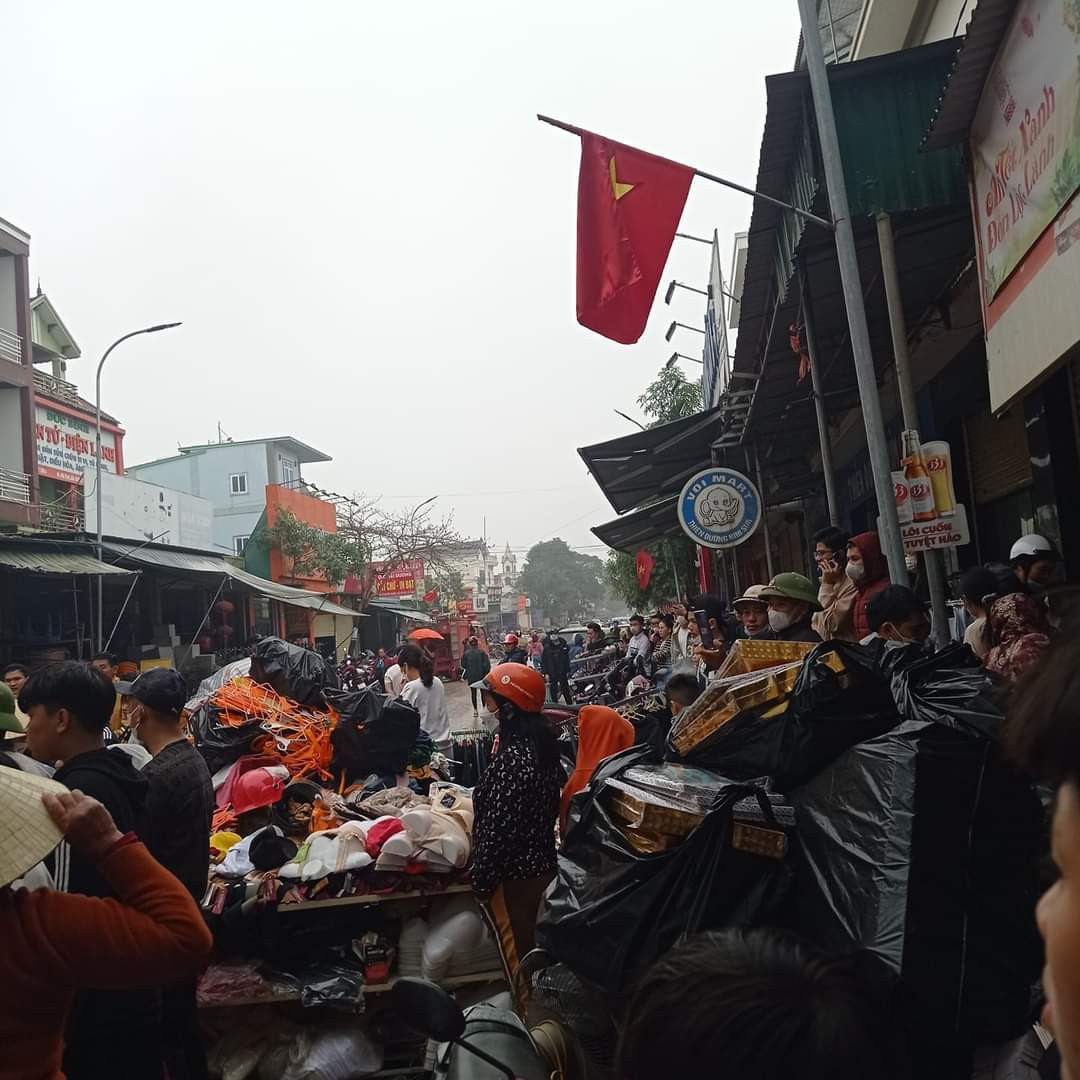 Nghệ An: Hỏa hoạn bùng phát ở ki ốt bán quần áo trong chợ