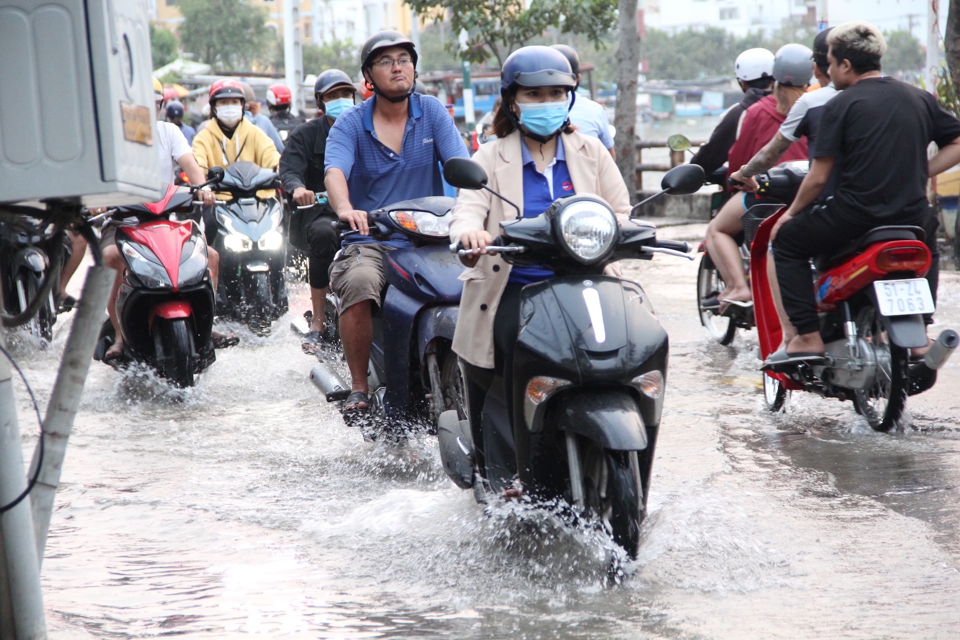 Nhiều tuyến đường TP.HCM ngập trong đợt triều cường đầu năm