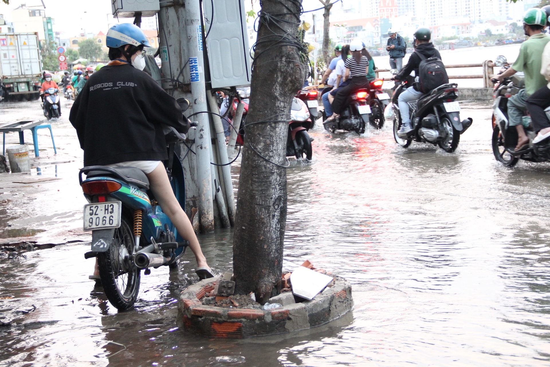 Nhiều tuyến đường TP.HCM ngập trong đợt triều cường đầu năm