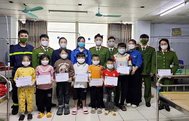 Đoàn Thanh niên TAND tỉnh Tuyên Quang tặng quà bệnh nhi có hoàn cảnh khó khăn