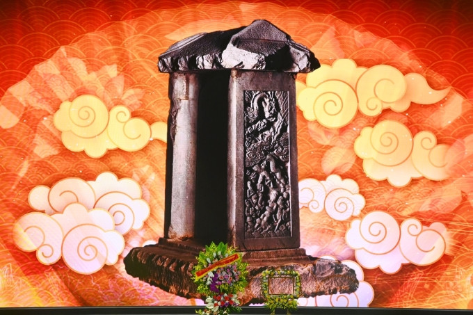 Bia đá chùa Tĩnh Lự được giới thiệu tại sự kiện tối 25/2. Ảnh: Giang Huy