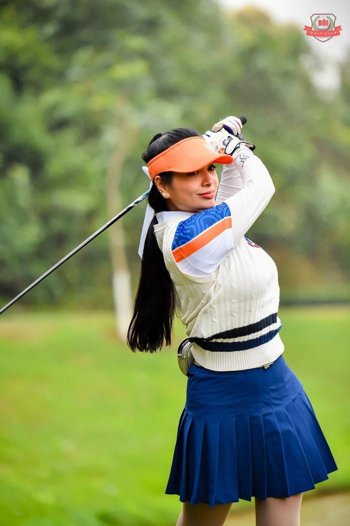 Hoa hậu Ngọc Hân giành Cup khi tham gia Outing quý 1 CLB golf họ Bùi 