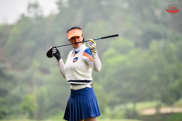 Hoa hậu Ngọc Hân giành Cup khi tham gia Outing quý 1 CLB golf họ Bùi 
