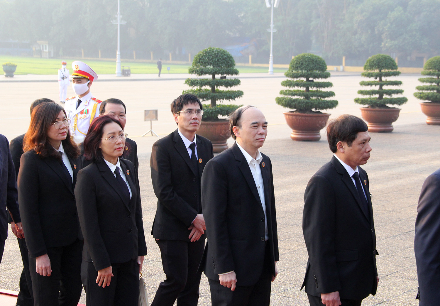Đoàn đại biểu Tòa án vào Lăng viếng Chủ tịch Hồ Chí Minh