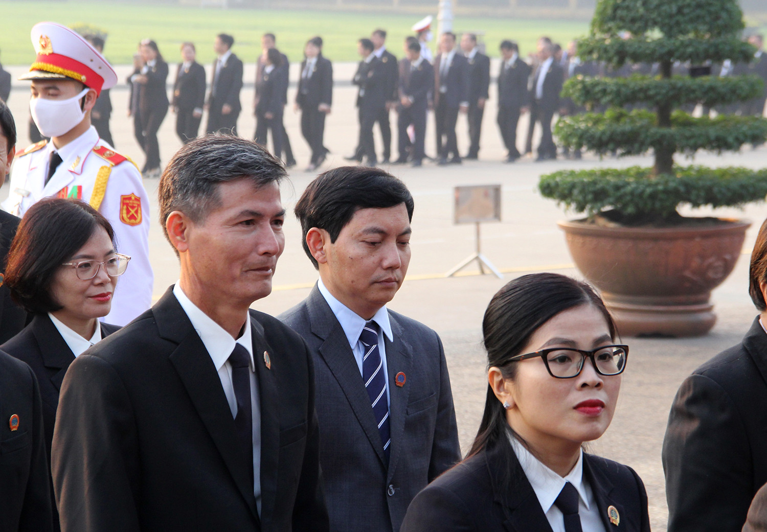 Đoàn đại biểu Tòa án vào Lăng viếng Chủ tịch Hồ Chí Minh