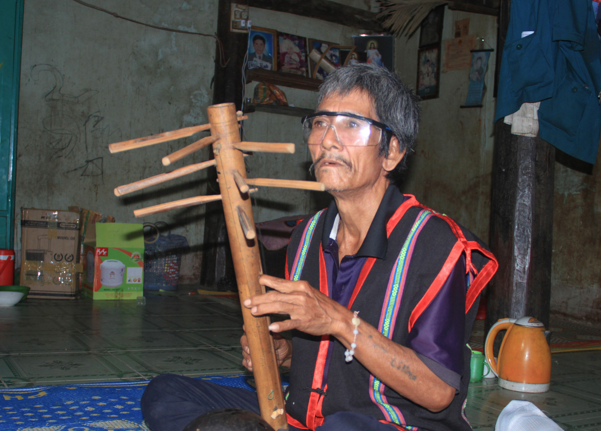 Nghệ nhân A Níu đa tài, trăn trở về việc gìn giữ văn hóa truyền thống dân tộc