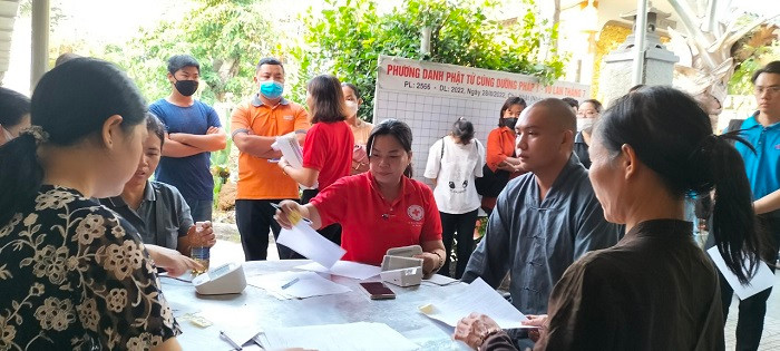Tăng ni và người dân cùng tham gia hiến máu tri ân ngày Thầy thuốc Việt Nam