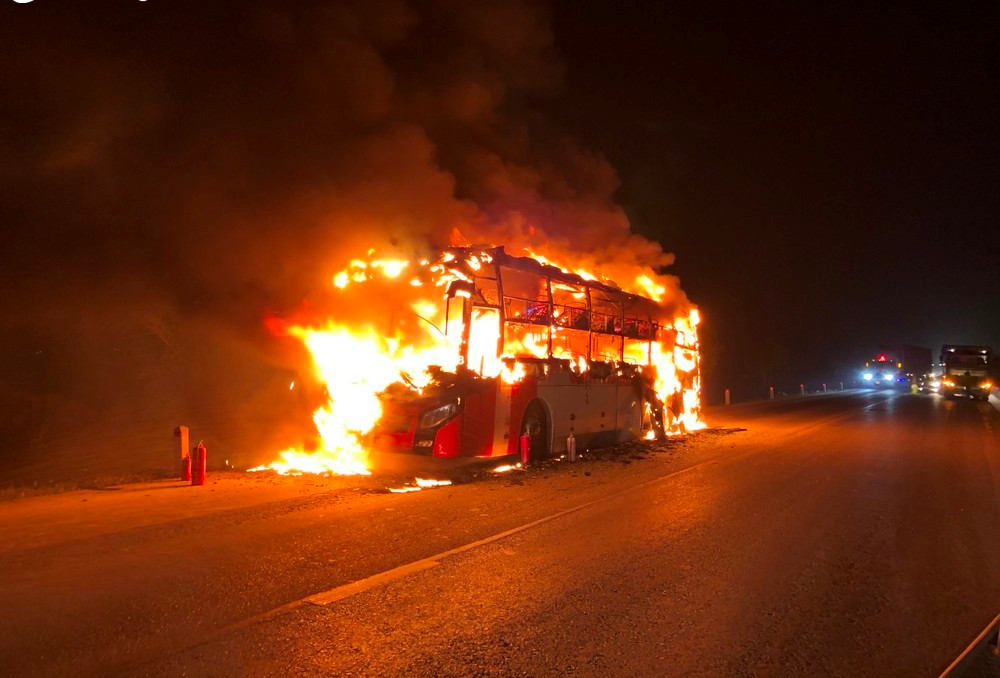 Nghệ An: Xe khách bốc cháy dữ dội khi đang đi trên đường